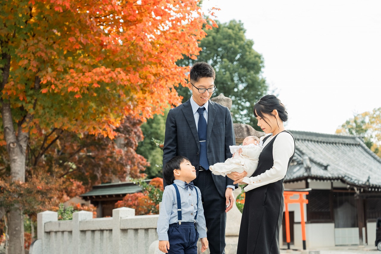 豊中稲荷神社 お宮参り パパママと赤ちゃん 紅葉の境内 秋色に包まれた家族スナップ