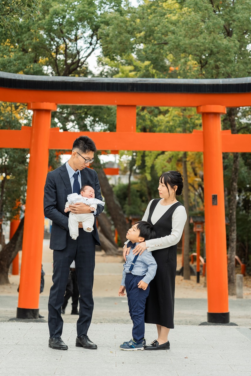 豊中稲荷神社 お宮参り 家族写真 朱色の鳥居前 パパママと兄と赤ちゃんの並び