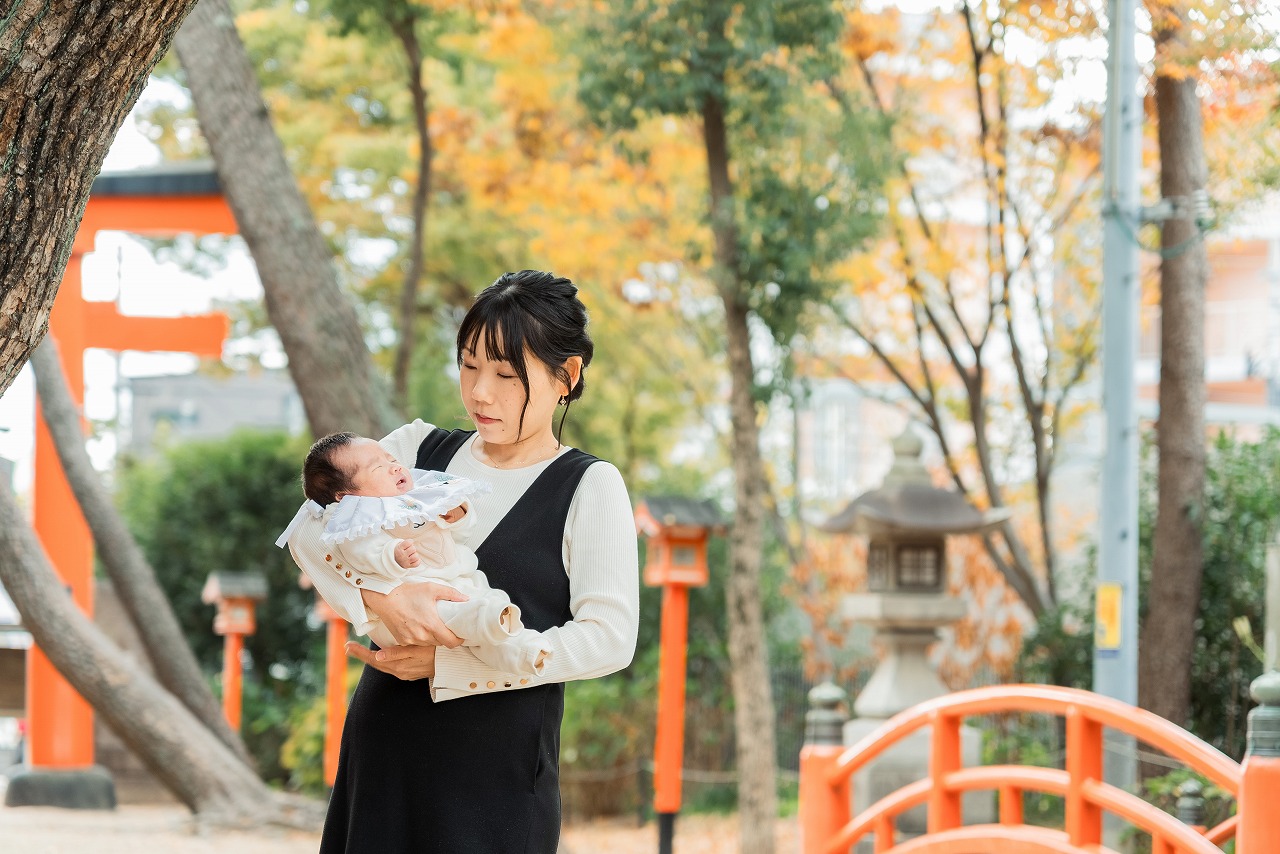 豊中稲荷神社 お宮参り ママと赤ちゃん 太鼓橋前 秋の境内でやさしい表情