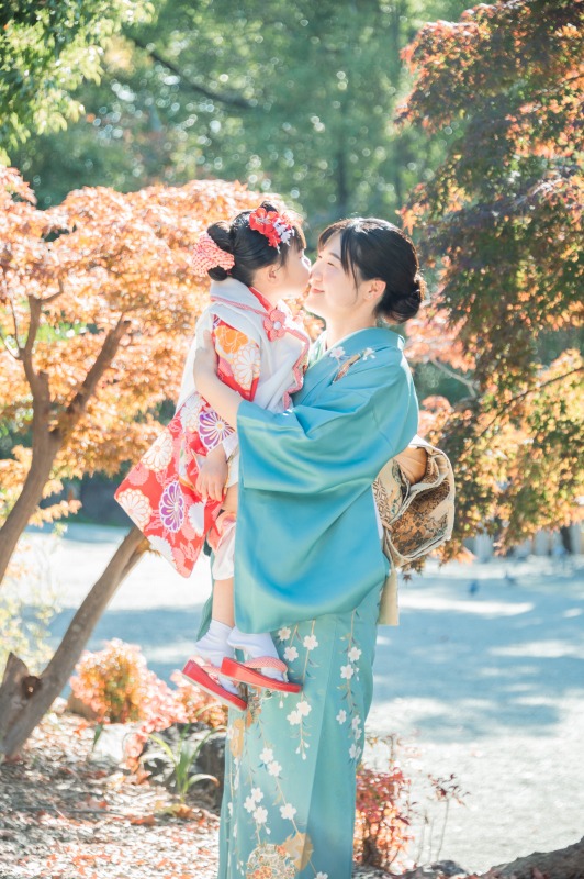 豊中稲荷神社 七五三 母娘の抱っこショット 紅葉背景