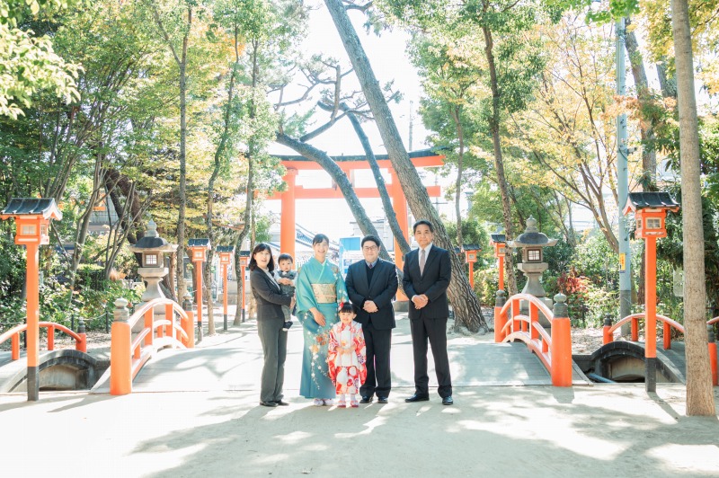 豊中稲荷神社 七五三 太鼓橋前 家族集合写真