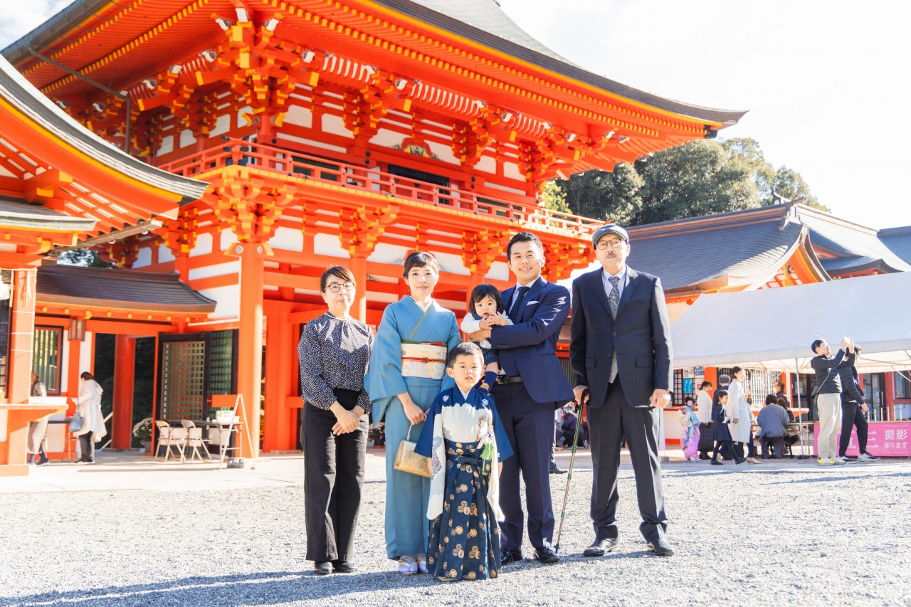 近江神宮 七五三 朱塗りの楼門前で家族記念写真