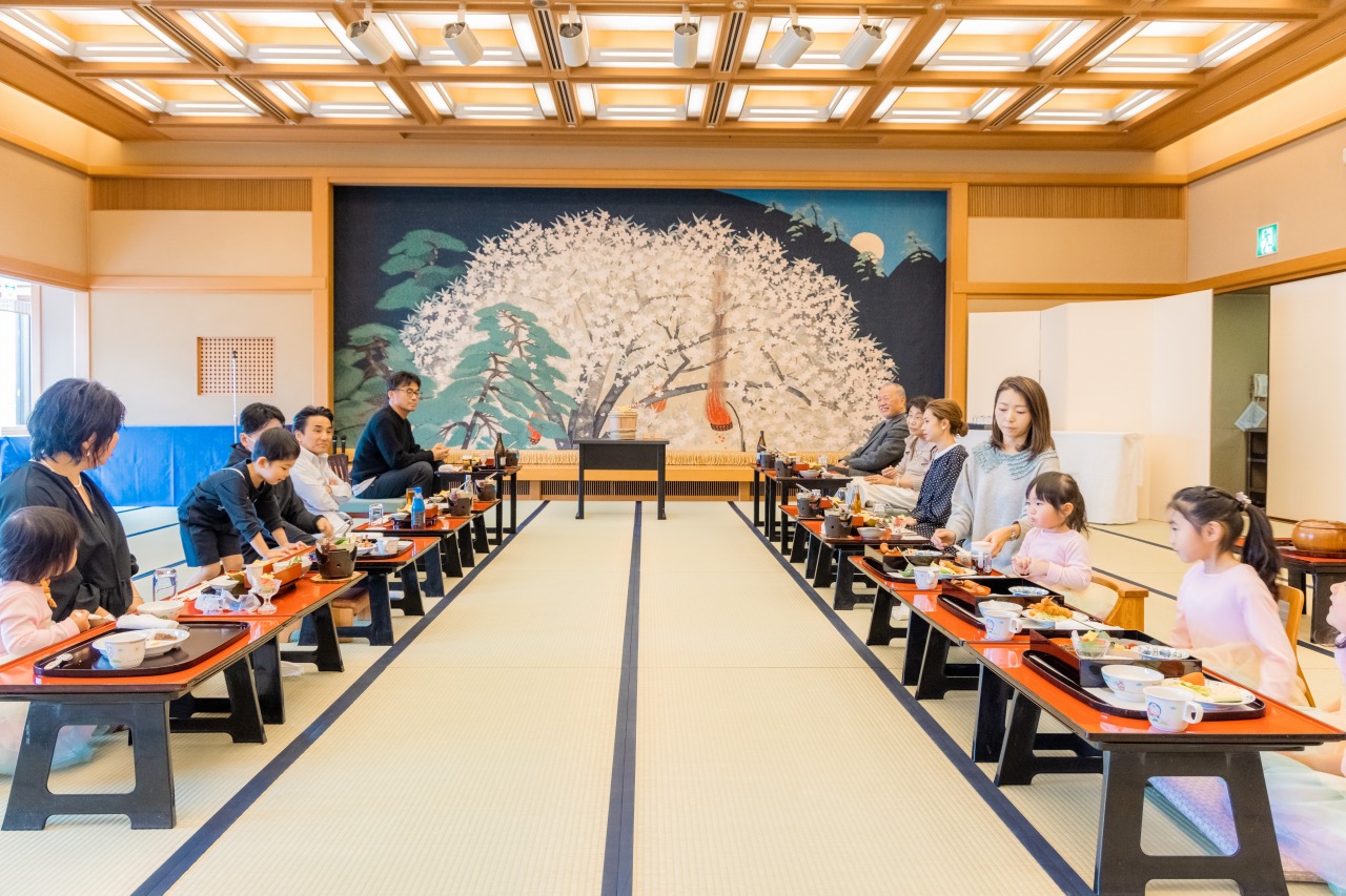 長寿祝い 会食撮影 和室宴会場で家族が集まる食事風景