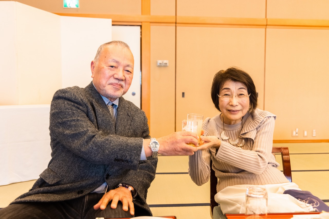 長寿祝い 出張撮影 ご夫婦の乾杯写真 和室会場で記念の一枚