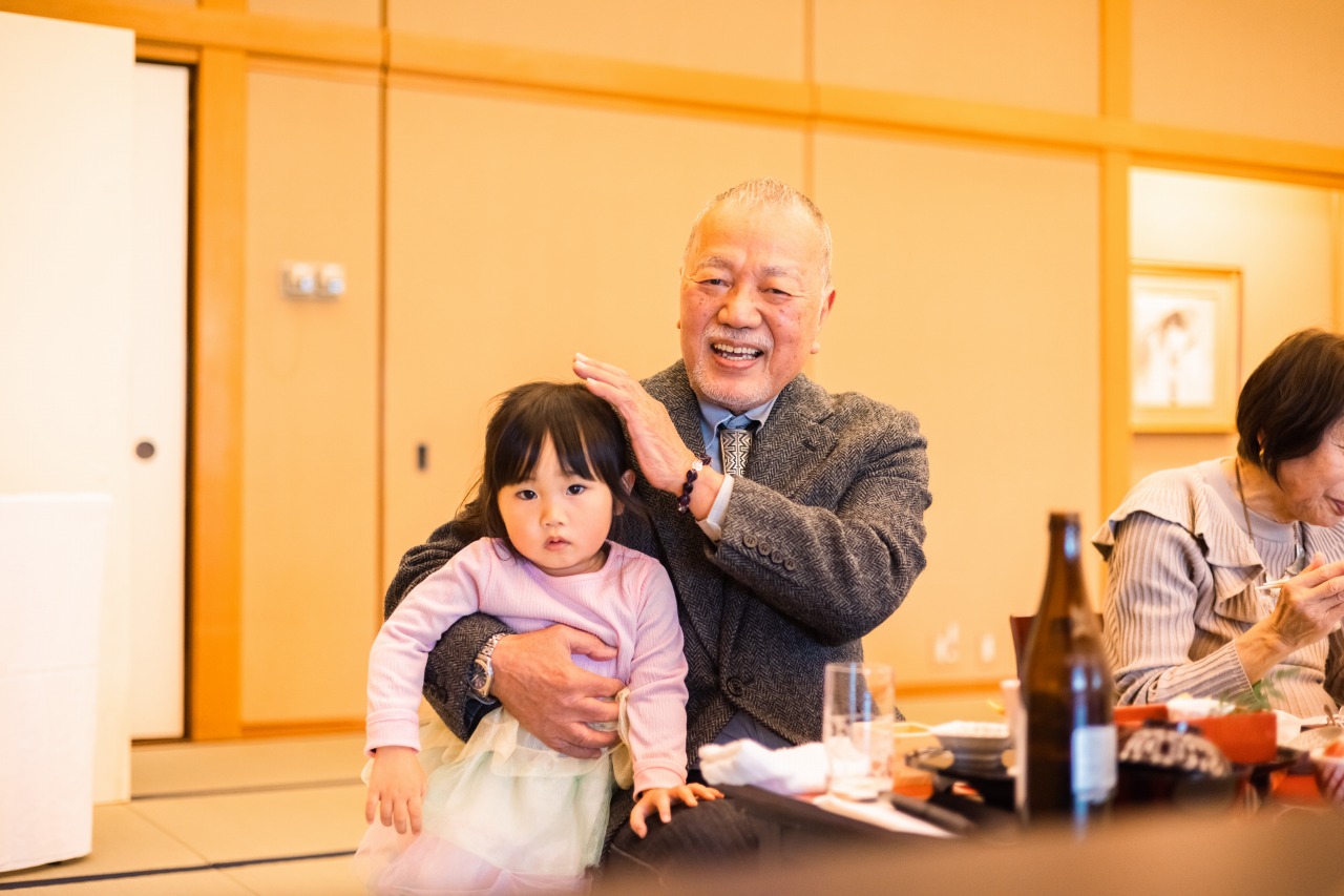 長寿祝い 出張撮影 おじいちゃんとお孫さん 和室で過ごす自然な時間