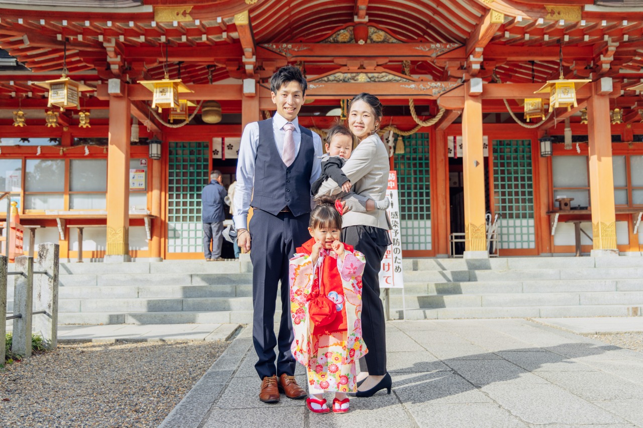 長岡天満宮 本殿前で家族の集合写真(七五三)