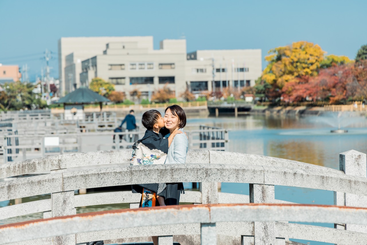 八条ヶ池のほとりで抱っこの親子スナップ(七五三)
