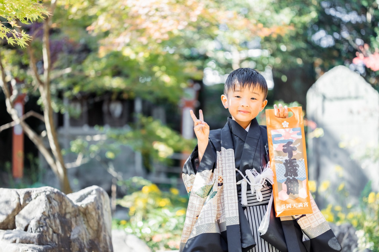 千歳飴を持つお子さまの笑顔(長岡天満宮/七五三)