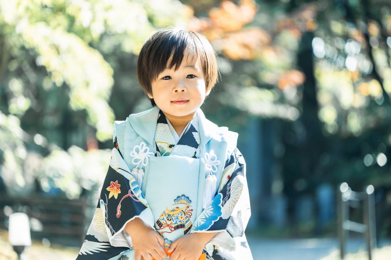 長岡天満宮の七五三写真 紅葉を背景に 男の子のソロショット