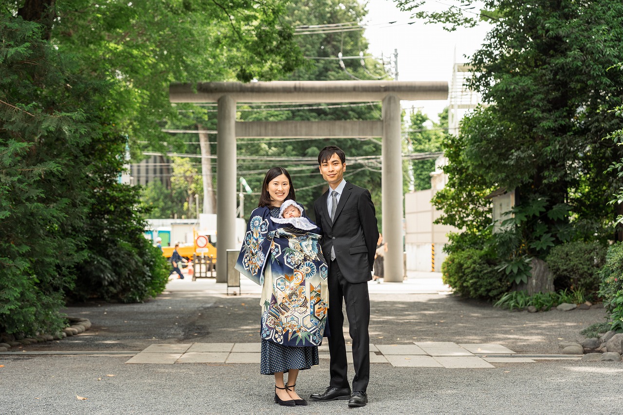 阿佐ヶ谷神明宮 お宮参り 夫婦と赤ちゃん 鳥居前の記念ショット