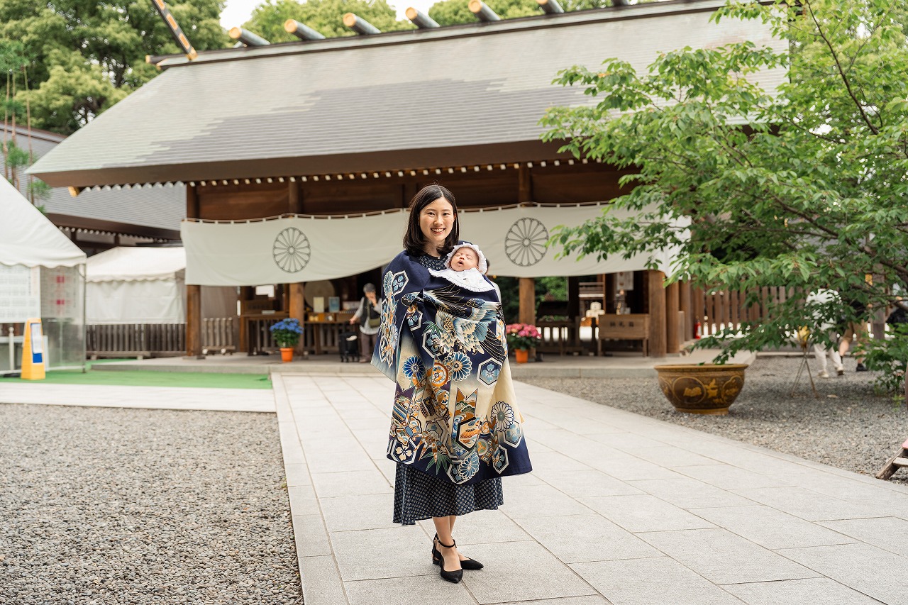 阿佐ヶ谷神明宮 お宮参り ママと赤ちゃん 拝殿前の抱っこポートレート