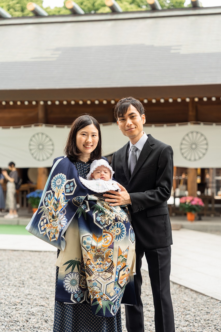 阿佐ヶ谷神明宮 お宮参り パパママと赤ちゃん 拝殿前の家族写真