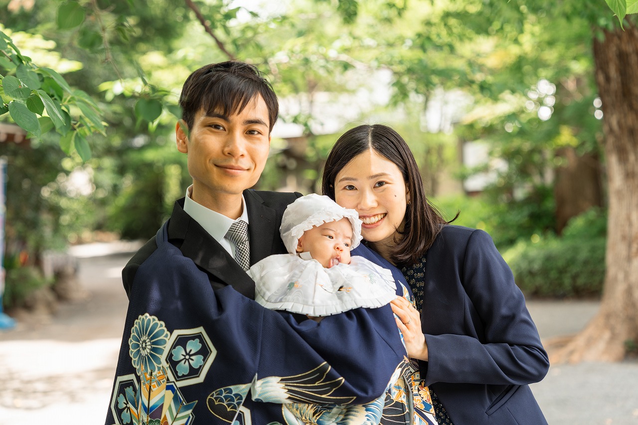 阿佐ヶ谷神明宮 お宮参り パパママと赤ちゃん 緑の木立を背景にした家族写真
