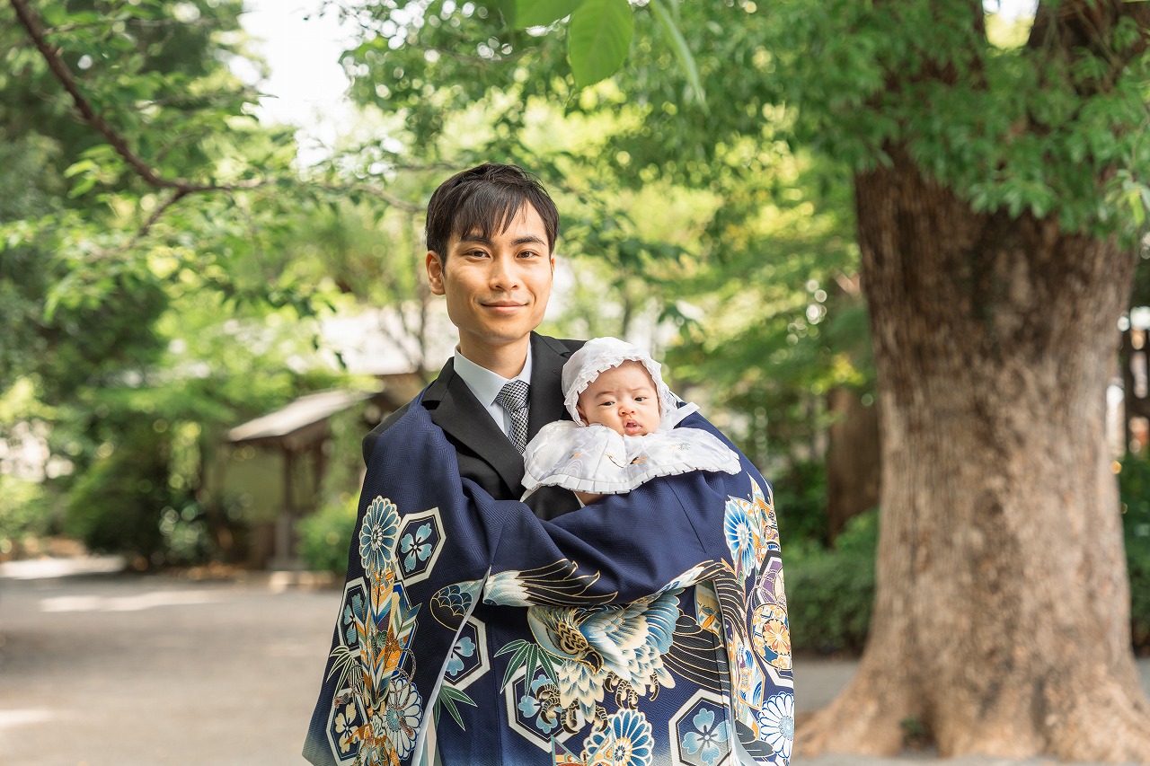 阿佐ヶ谷神明宮 お宮参り パパと赤ちゃん 緑の参道で抱っこポートレート