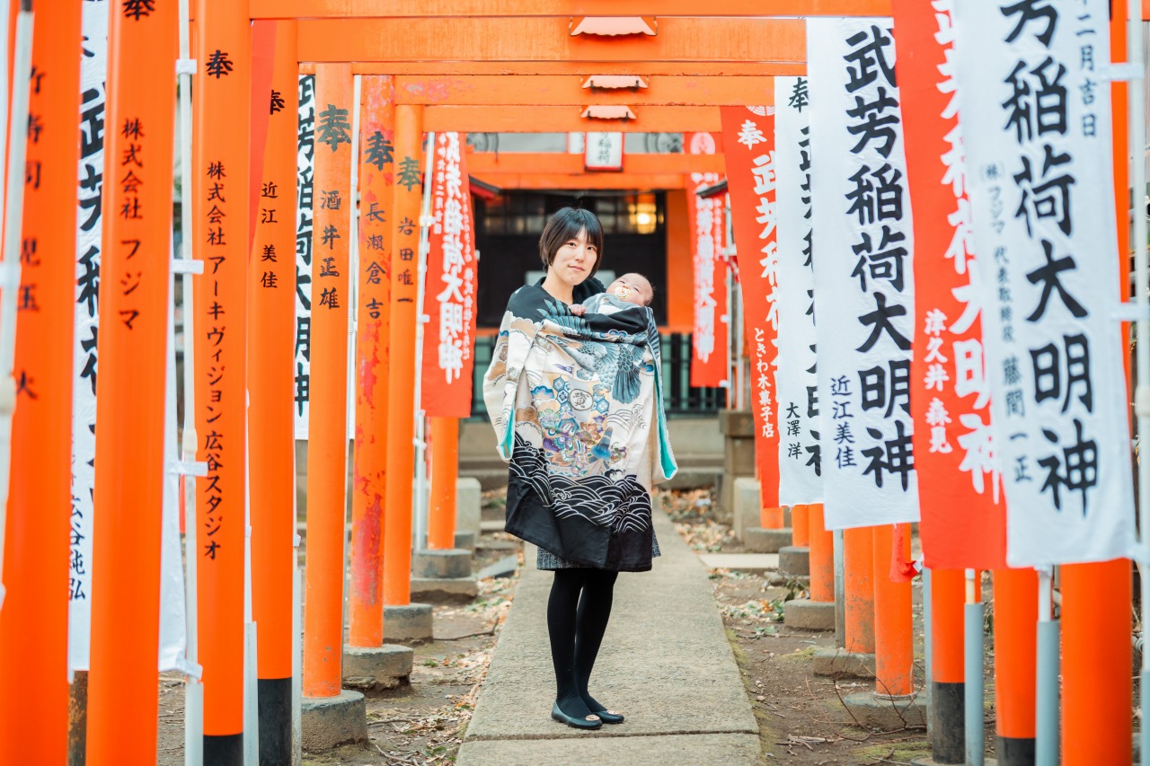 鬼子母神 鳥居で母子のお宮参り写真